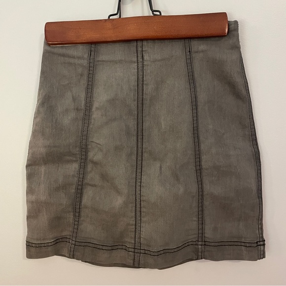 Free People Light Grey Washed / Faded Black Modern Femme Denim Skirt Size 0 - Picture 5 of 12